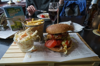 Skvělý Vegetariánský burger - Parkhotel, Terezín