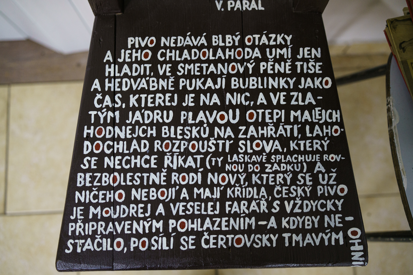 Židle v Sutomském klubu