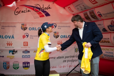 The major of the Orlová Miroslav Chlubna congratulates Marta Bastianelli