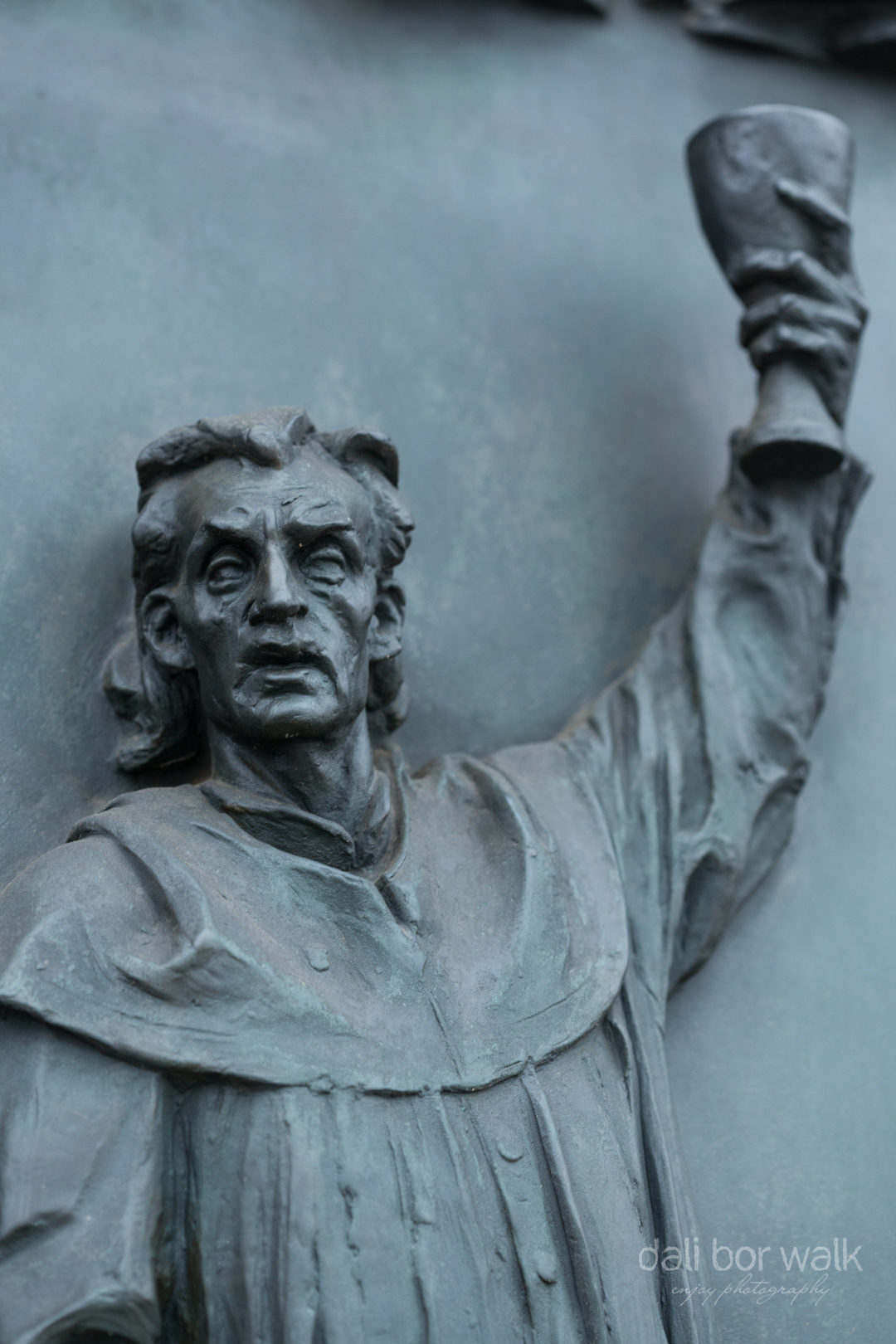 Detail bronzových vrat na Vítkově