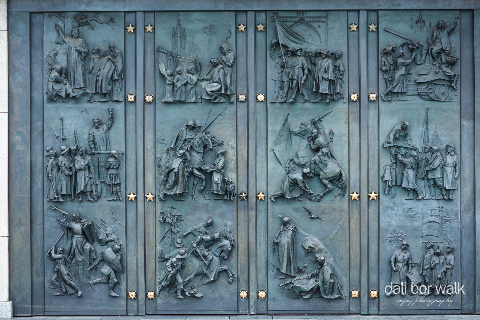 Bronzová vrata - sochař Josef Malejovský