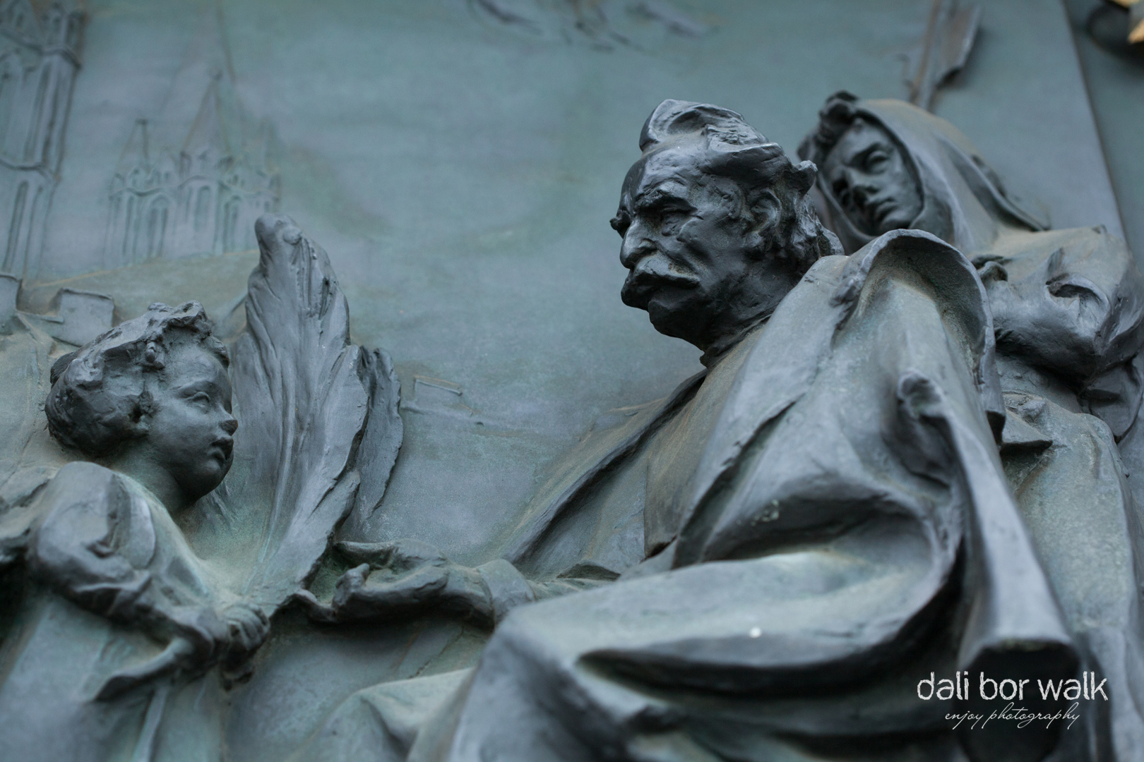 Detail bronzových vrat na Vítkově