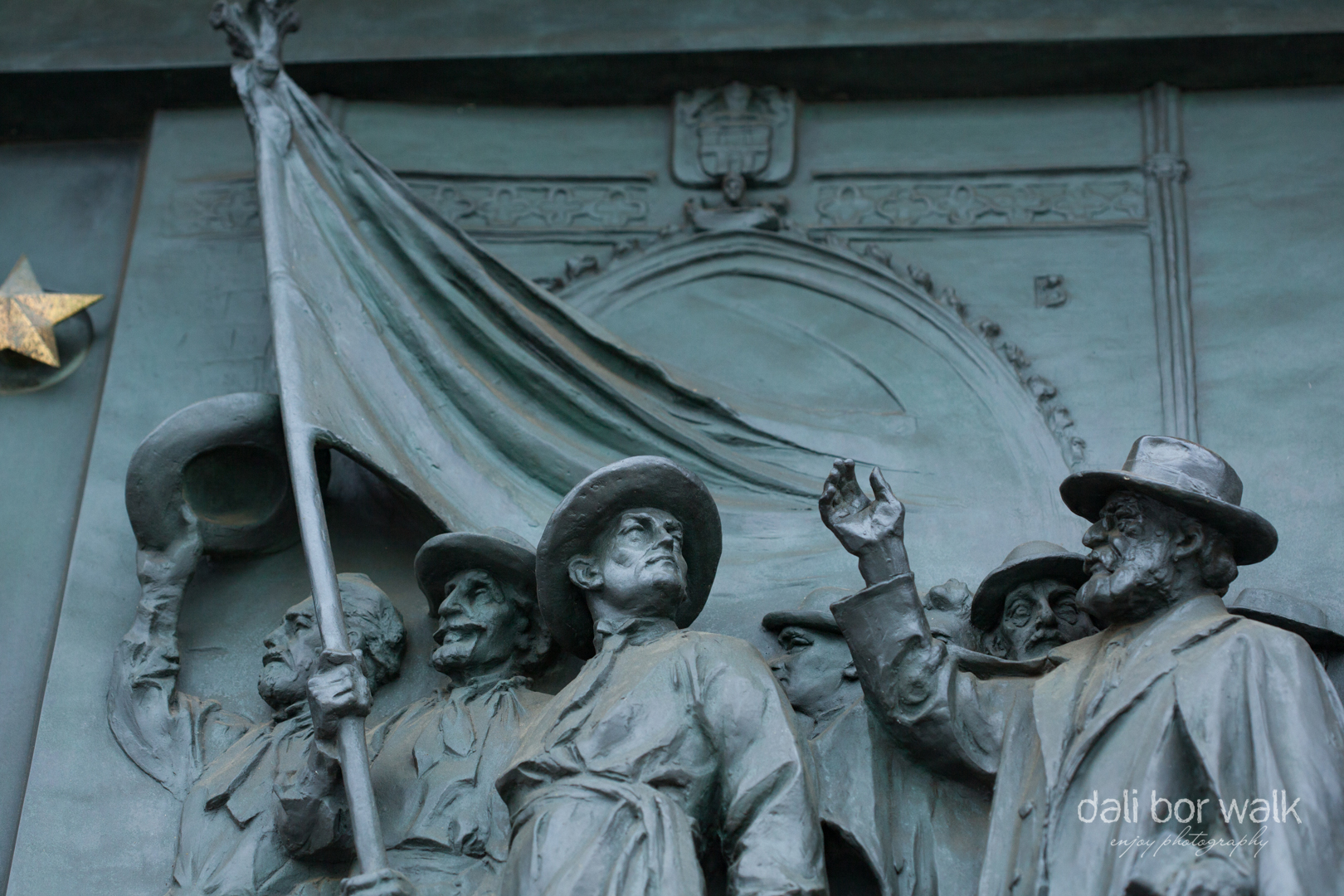 Detail bronzových vrat na Vítkově