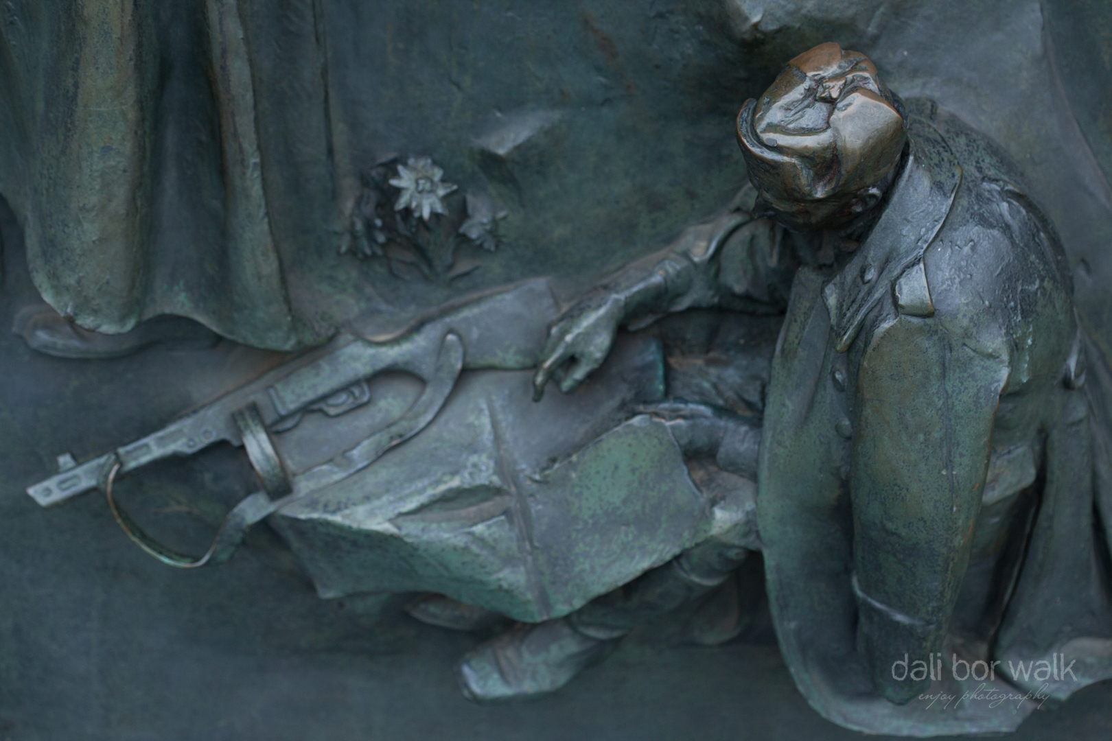 Detail bronzových vrat na Vítkově