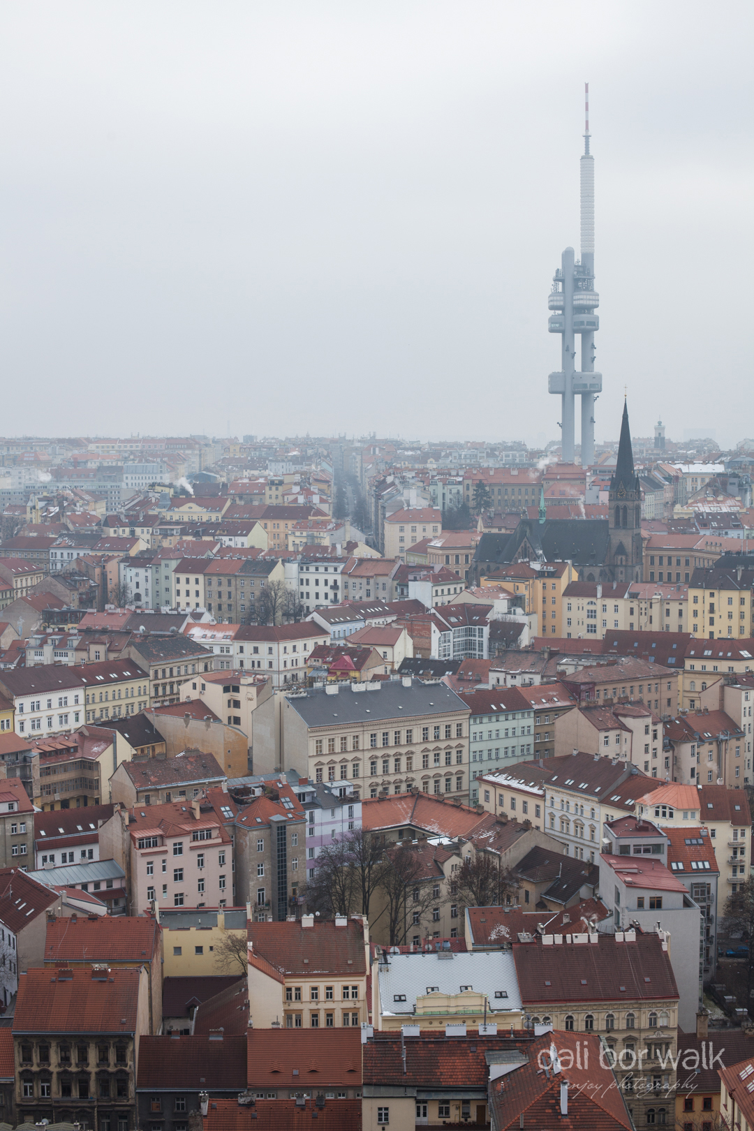Pohled ze střechy památníku - žižkovský vysílač