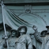 Detail bronzových vrat na Vítkově