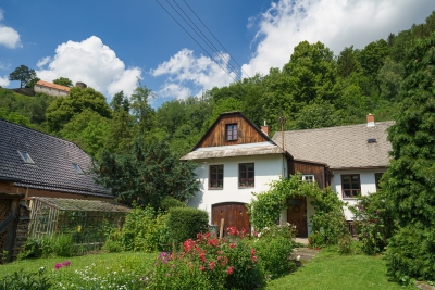 Chalupy ve Svojanově, nahoře hrad