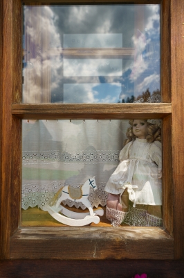 Panenka za oknem chalupy ve Svojanově