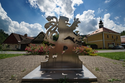 Znak automobilky Peugeot ve Svojanově