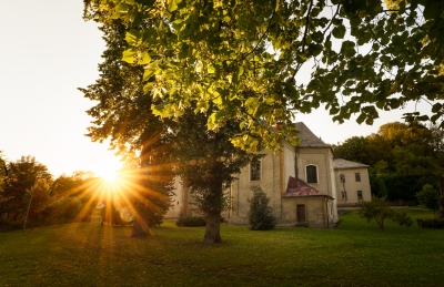 Západ Slunce u kostela v Bělé nad Svitavou