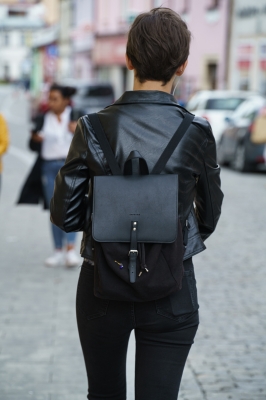 She goes in Black, Polička