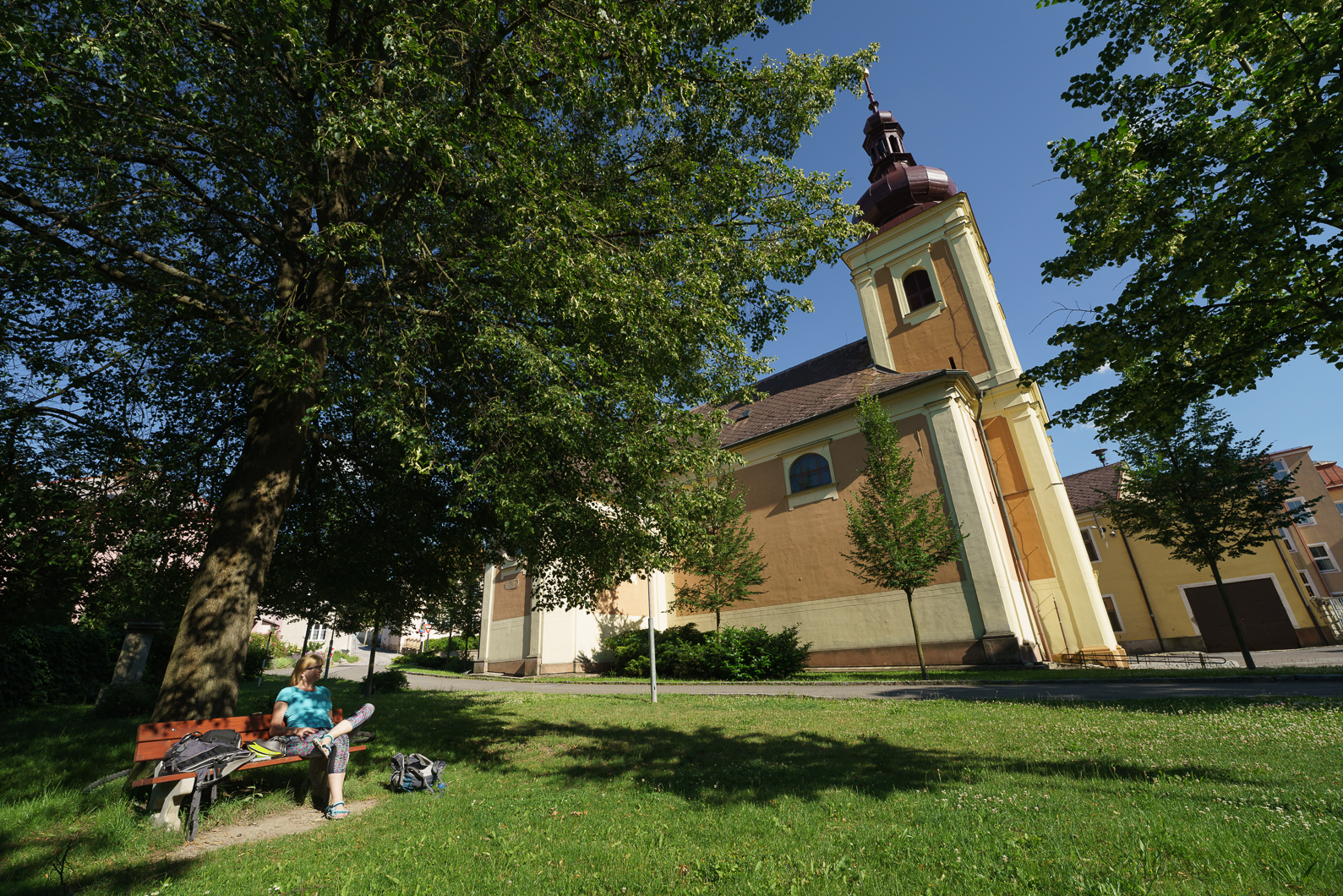 U kostela v Březové nad Svitavou