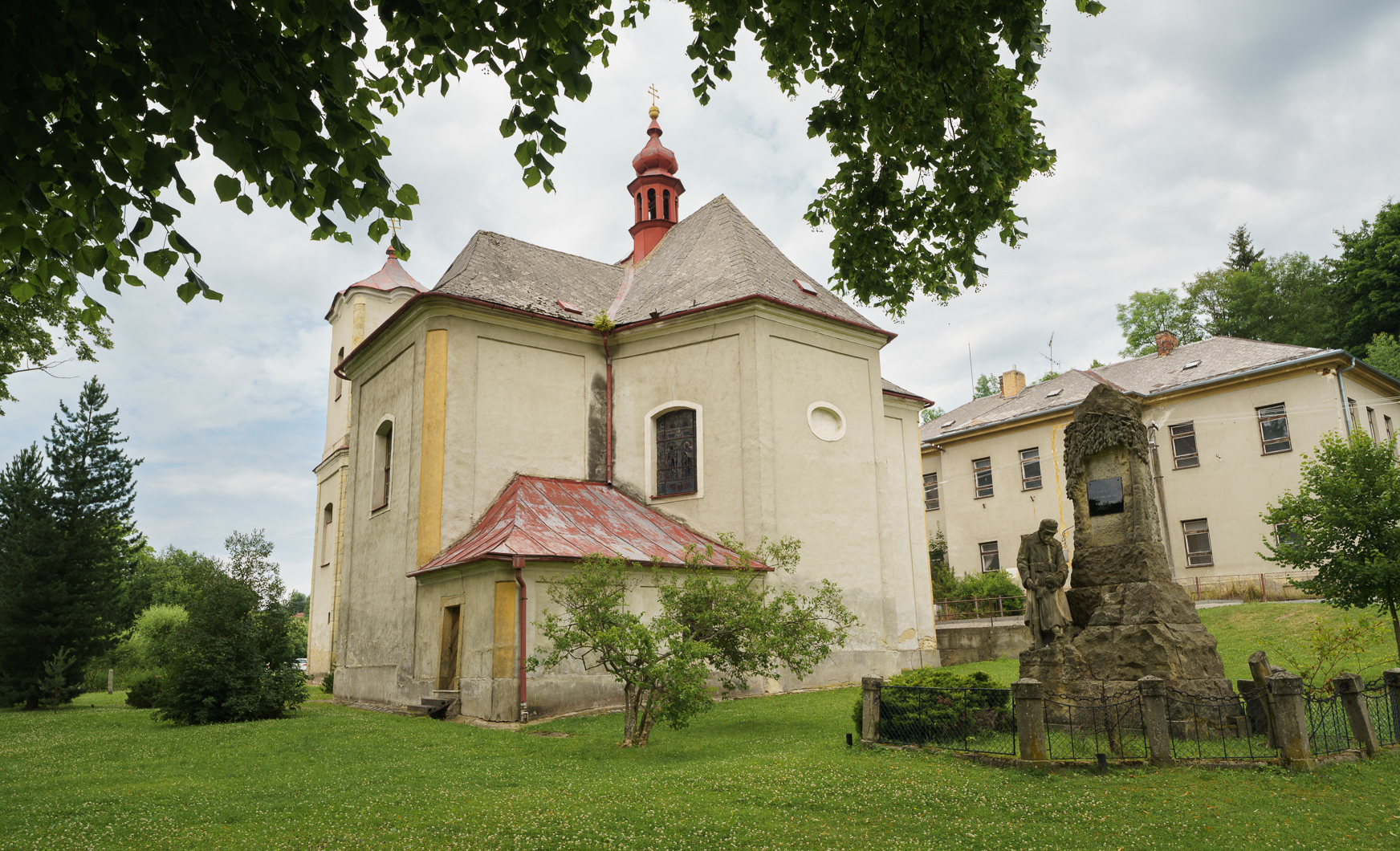 Kostel s památníkem v Bělé nad Svitavou