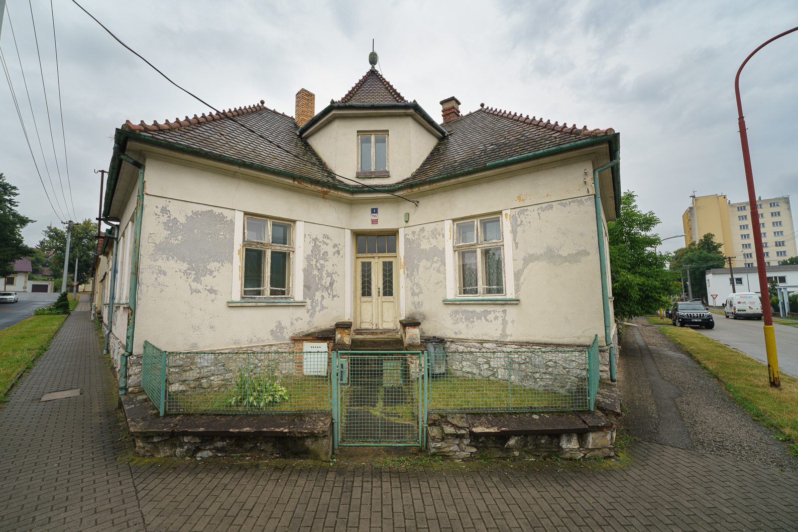 Zřejmě opuštěný a chátrající krásný dům se zahradou v Blansku