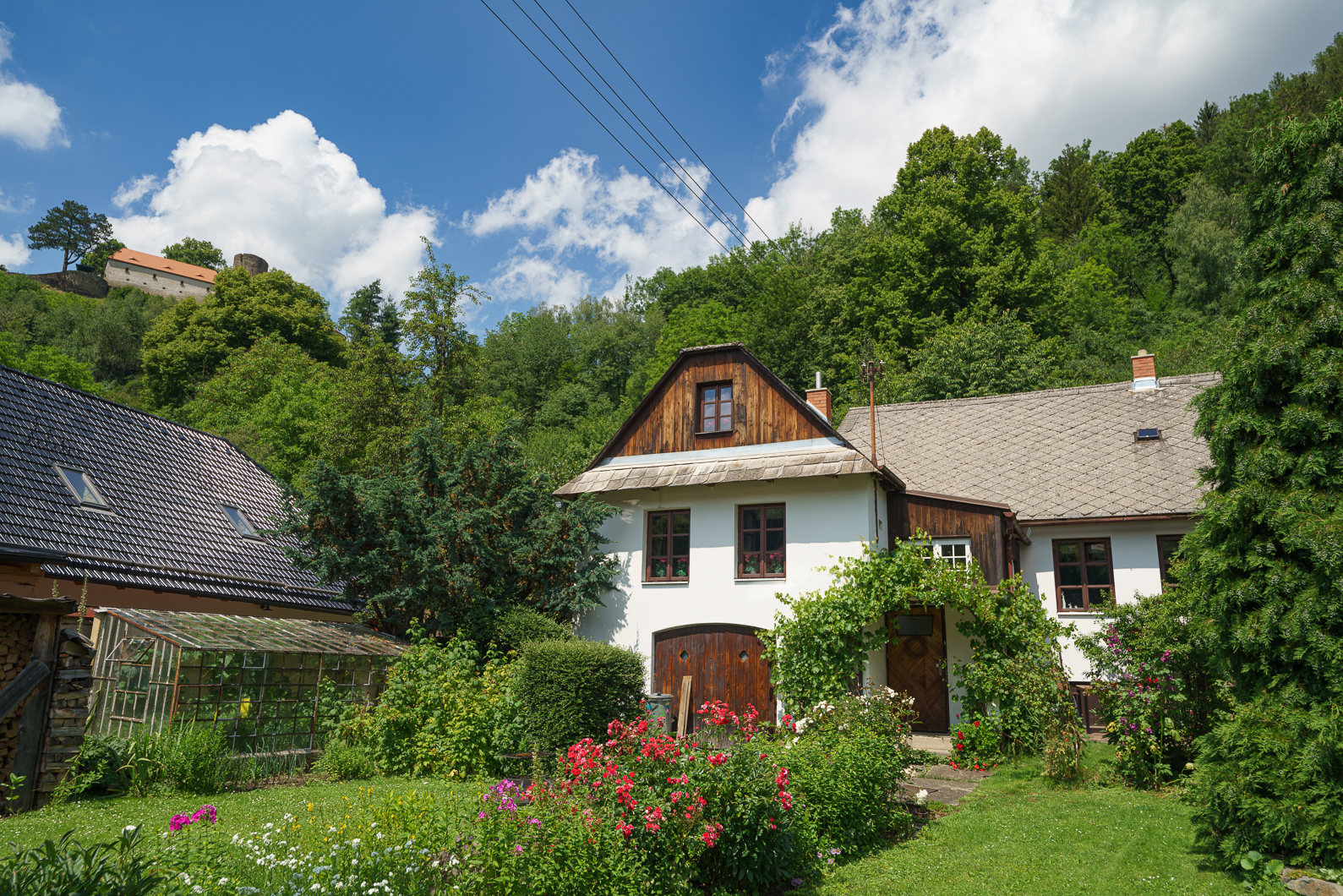 Chalupy ve Svojanově, nahoře hrad