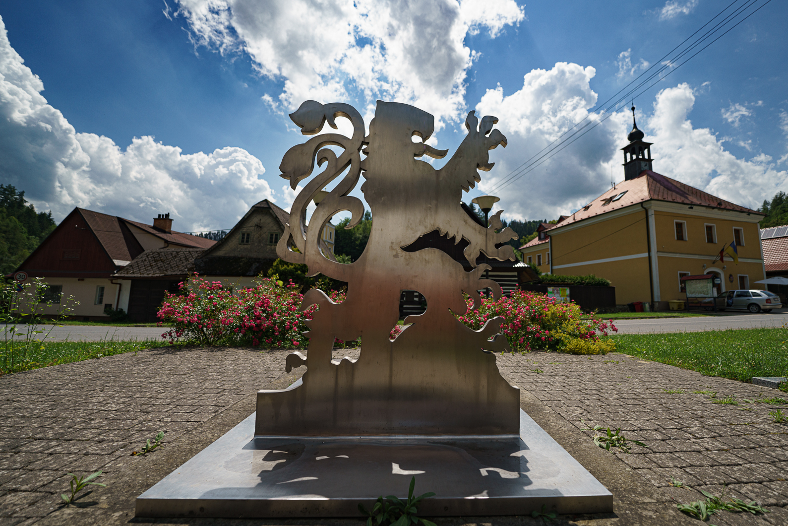 Znak automobilky Peugeot ve Svojanově