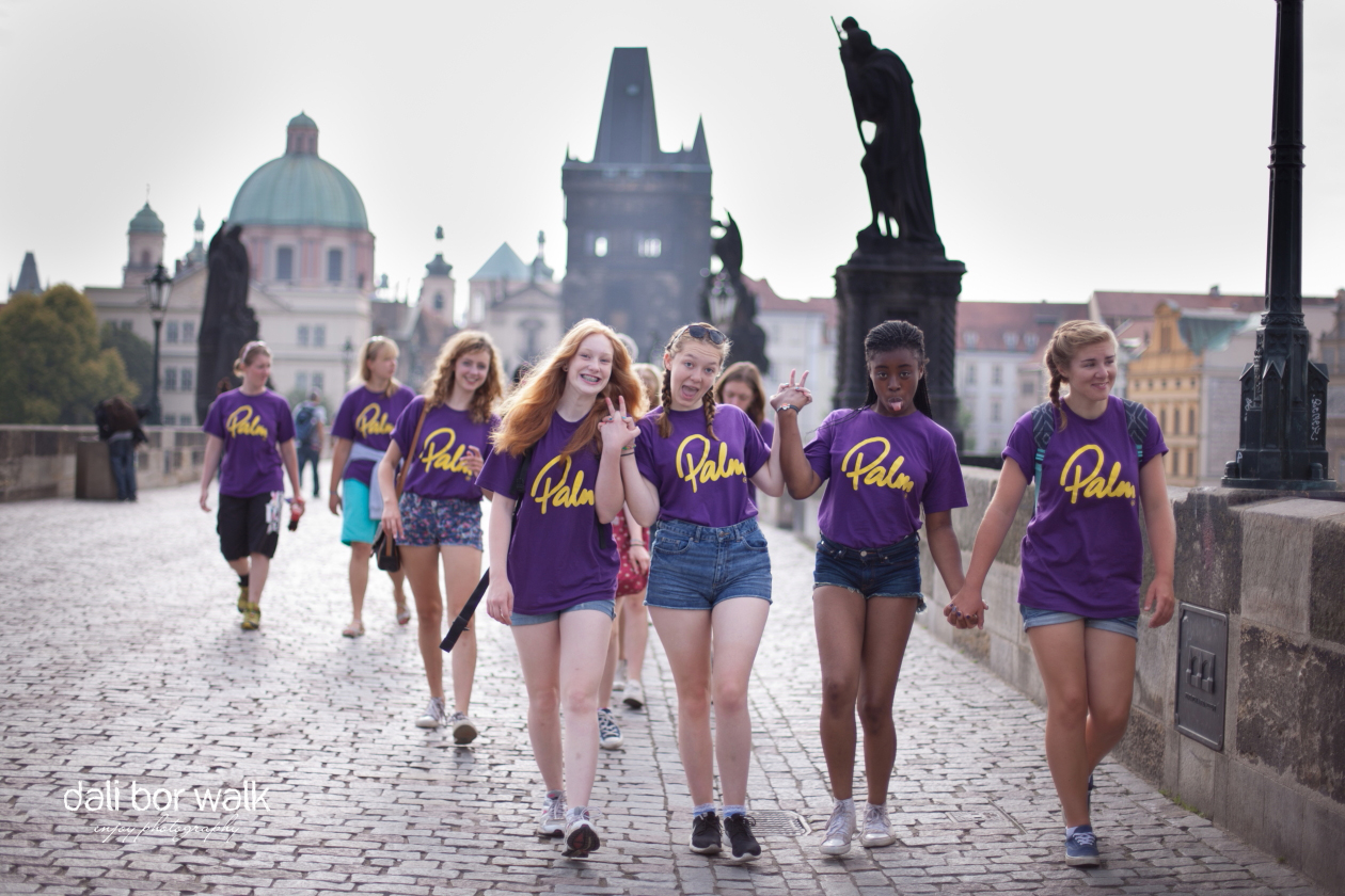 Palm girls na Karlově mostě